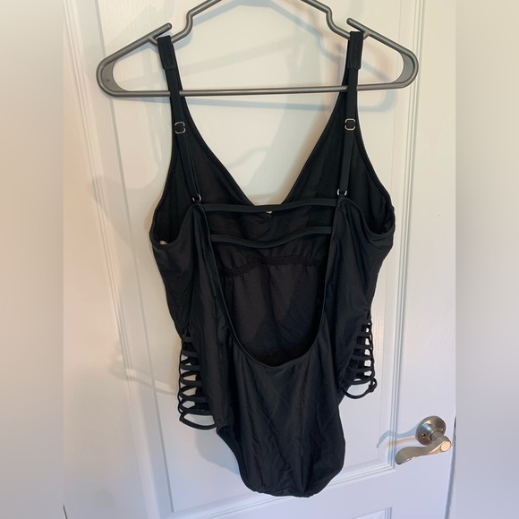 Shade and Shore one piece bathing suit, cut outs on the hips, black, size XL - Picture 2 of 5